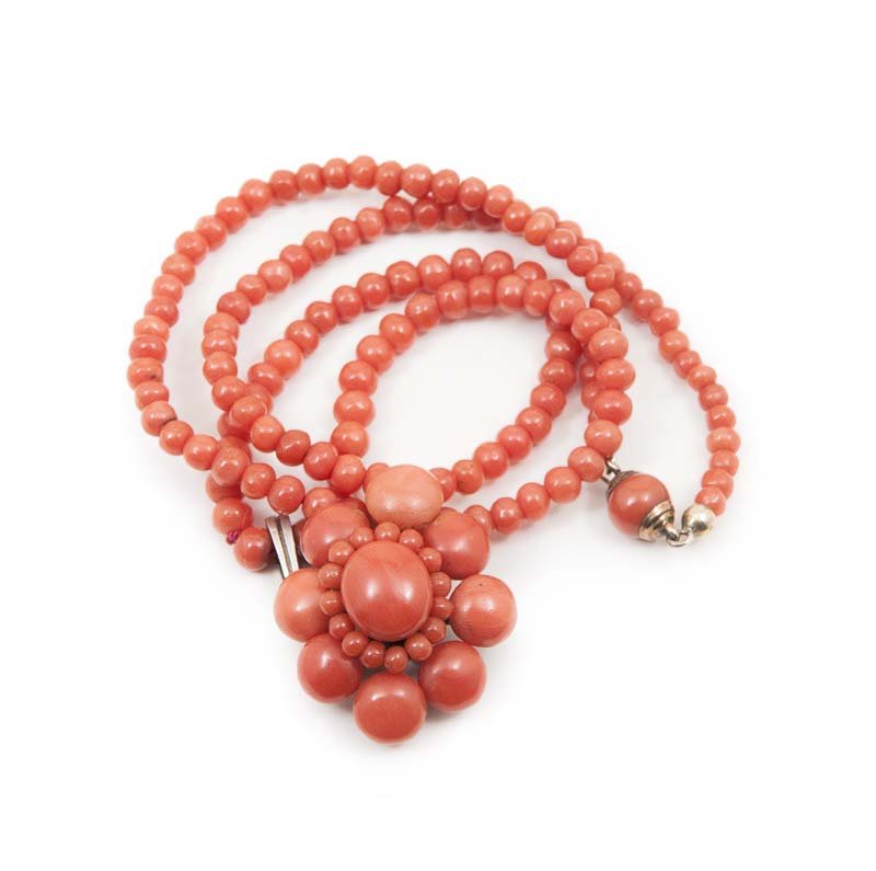 Korallen-Collier mit floral inspiriertem Anhänger und (1 of 1)