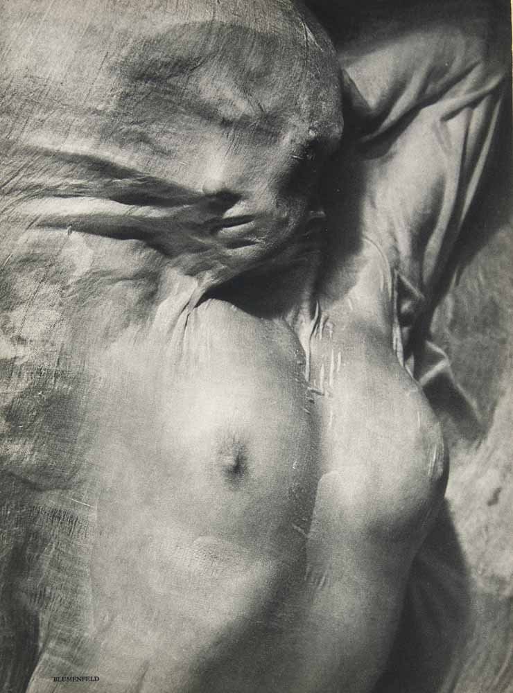 Sammlung von 14 Heliogravren meist nach erotischen: Sammlung von 14 Heliogravren meist nach erotischen Photographien von Blumenfeld, Brassai, Man Ray, Zucca, Siegel, Lotar, Makowska, GOS, Cartier, Nora Dumas. 7 Bll. Je 35,5x26,2 cm. Paris 1938. Doppels