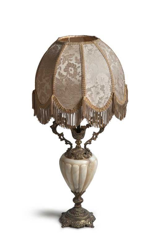 Konvolut Lampen: 11 Tischlampen und eine gro§e Stehlampe. Teils mit Alabaster- oder Keramik- bzw. Porzellankorpus, grš§tenteils Messingmonturen. 20. Jh. Je elektrifiziert (nicht auf FunktionsfŠhigkeit ŸberprŸft)