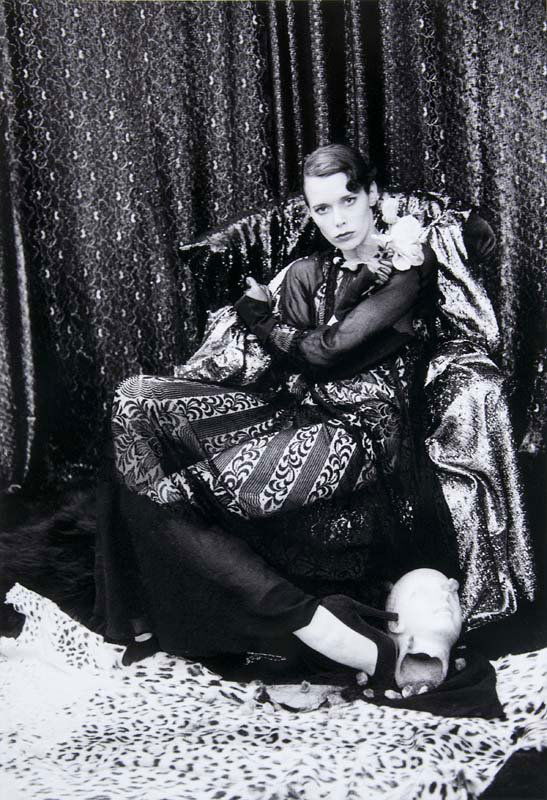 Ionesco, Irina Sylvia Kristel. Silbergelatineabzug. 46: Ionesco, Irina Sylvia Kristel. Silbergelatineabzug. 46 x 30,8 cm. Signiert u. betitelt.