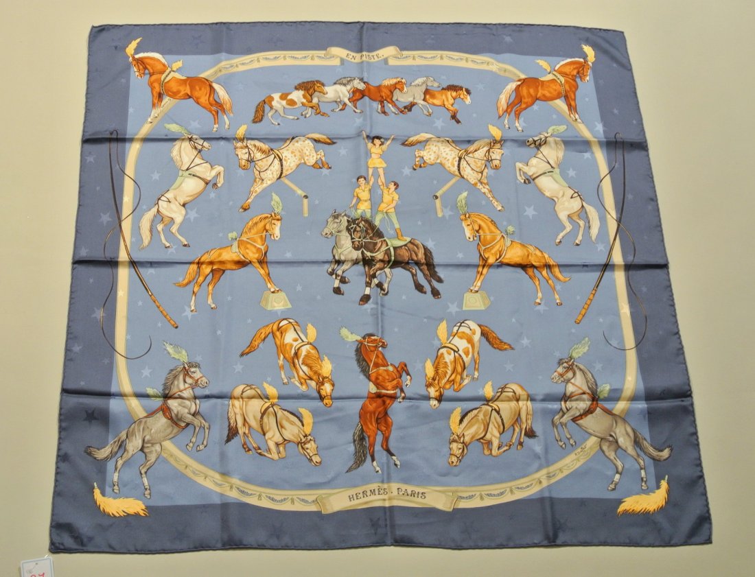 HERMES Paris "En Piste" by Robert Dallet Blue damask si: HERMES Paris "En Piste" by Robert Dallet Blue damask silk scarf (very good condition) Carré en soie façonnée bleue (très bon état)