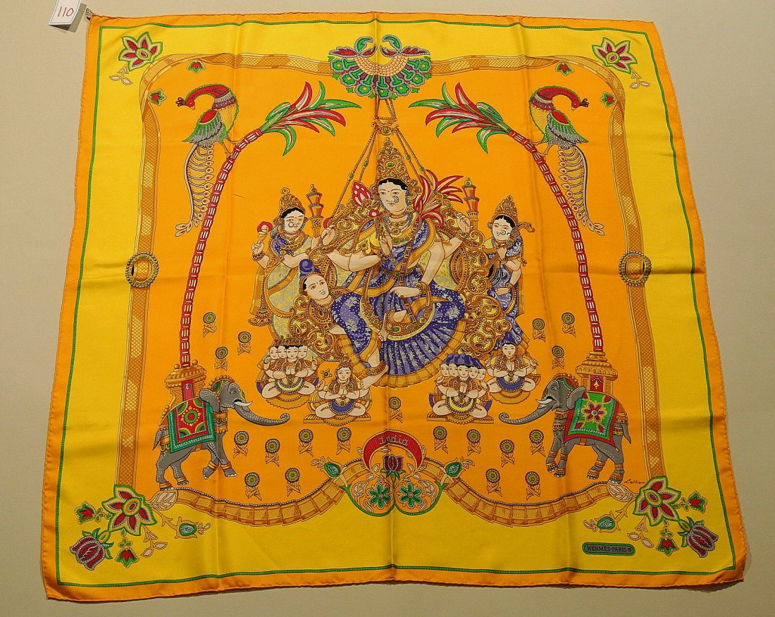 HERMES Paris "India" by Caty Latham Yellow silk scarf (: HERMES Paris "India" by Caty Latham Yellow silk scarf (good condition) Carré en soie jaune (bon état)