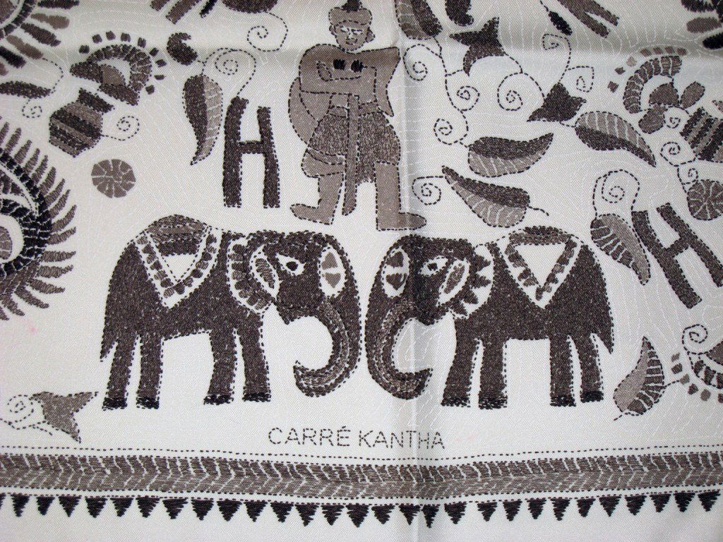 HERMES Paris "Carré Kantha" White silk scarf (good cond: HERMES Paris "Carré Kantha" White silk scarf (good condition) Carré en soie blanche (bon état)