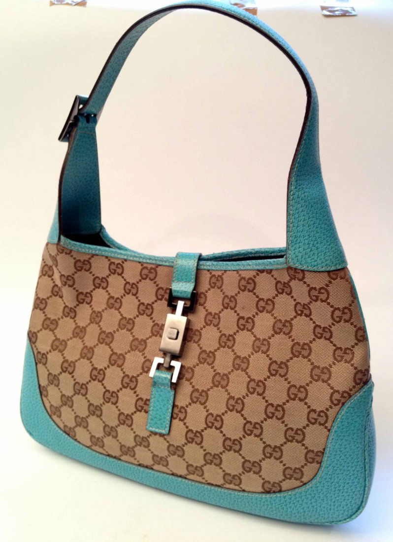 GUCCI Sac modèle "Jackie" en cuir turquoise et toile si: GUCCI Sac modèle "Jackie" en cuir turquoise et toile siglée marron - Longueur : 32cm ( bon état, petites taches aux coins) - length: 12,6 in. (good condition, little marks at the corners)