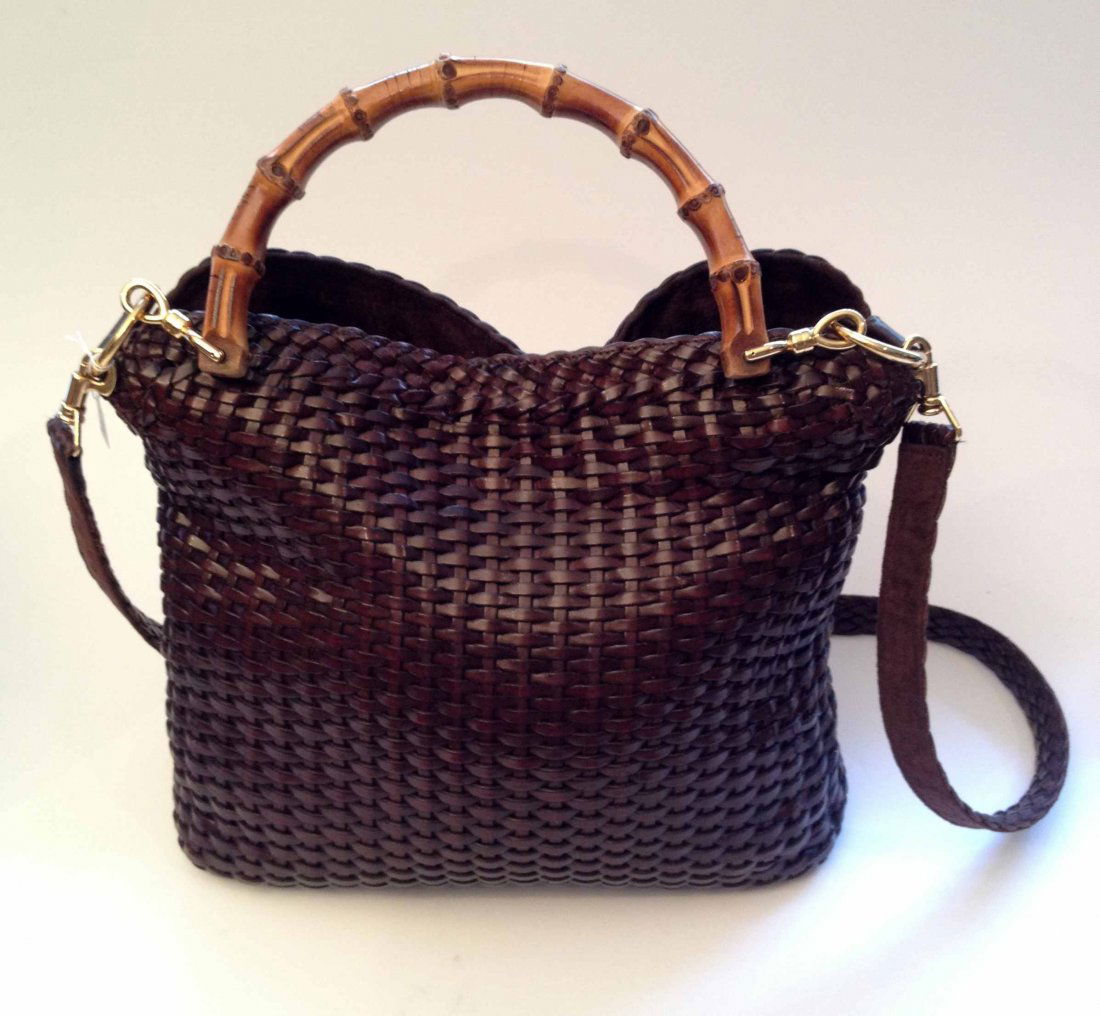 GUCCI Sac à main en cuir tressé marron et sa bandoulièr: GUCCI Sac à main en cuir tressé marron et sa bandoulière, poignée bambou . Longueur : 28cm , Length : 11 in. ( bon état/good condition)
