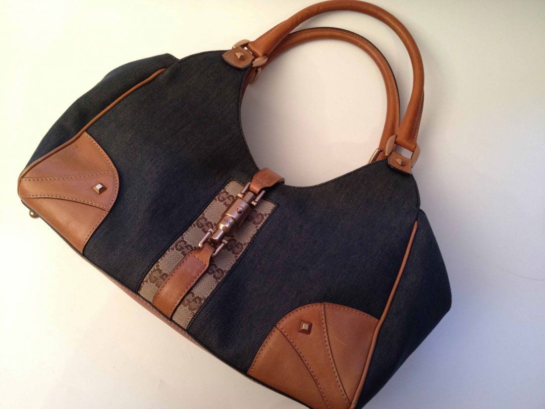 GUCCI Sac d'épaule en toile jean, cuir et monogram, lon: GUCCI Sac d'épaule en toile jean, cuir et monogram, longueur : 35cm (très bon état) length : 13,7in. (very good condition)