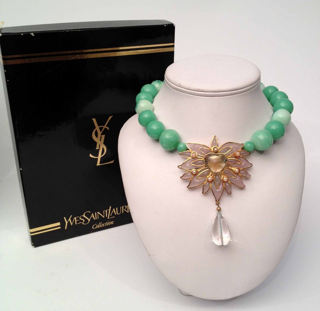 YVES SAINT LAURENT par Goossens Collier de perles imita: YVES SAINT LAURENT par Goossens Collier de perles imitation jade orné d'un pendentif coeur rayonnant, dim: 37 x 9,5 cm - Jade color glass necklace with heart pendant, dim : 14,5 in. x 3,7 in.