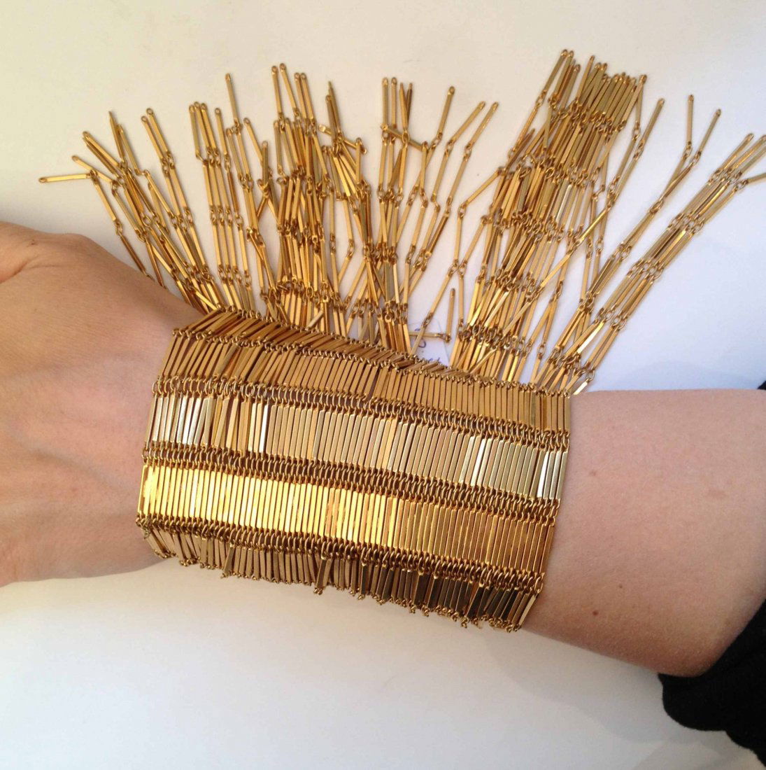 GUY LAROCHE Couture Large bracelet manchette multi-chaî: GUY LAROCHE Couture Large bracelet manchette multi-chaînes en métal doré à franges, largeur : 9,5cm - Multi chains cuff bracelet, width : 3,7in. ( good condition)