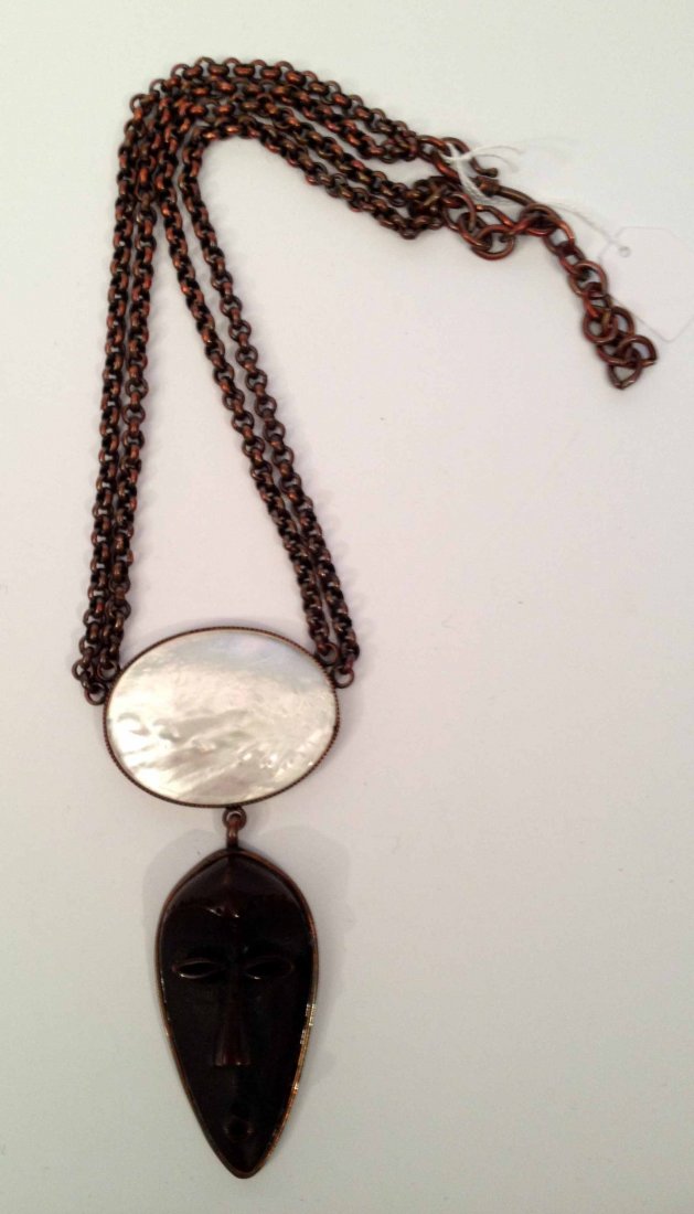 PHILIPPE FERRANDIS Collier et broche en cuivre et nacre: PHILIPPE FERRANDIS Collier et broche en cuivre et nacre à décor de masques africains - african style necklace and brooch made of copper and mother of pearl (very good condition)