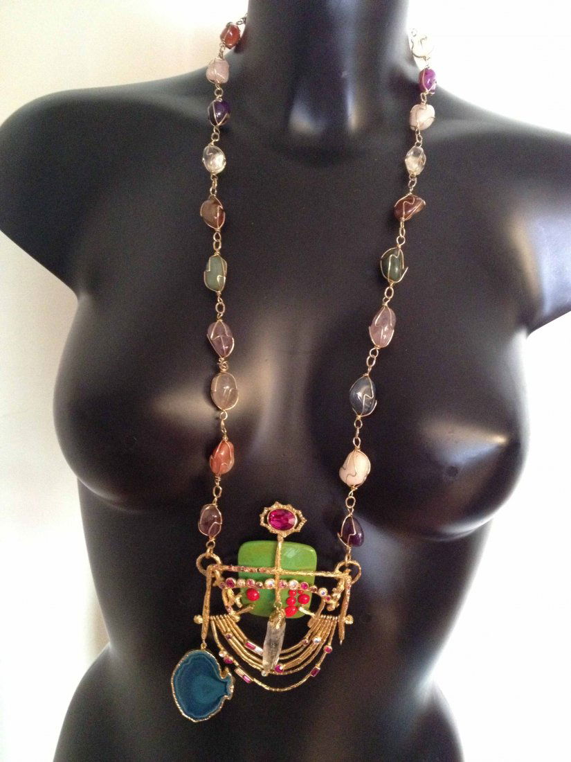 CHRISTIAN LACROIX Sautoir d'inspiration brésilienne orn: CHRISTIAN LACROIX Sautoir d'inspiration brésilienne orné de pierres dures multicolores et de strass, longueur totale : 80 cm - Hard stones and strass long necklace, length: 31in. (good condition)