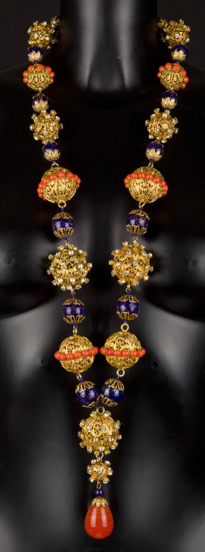 CHRISTIAN DIOR par GIANFRANCO FERRE Important sautoir : CHRISTIAN DIOR par GIANFRANCO FERRE Important sautoir de style indien composé de boules en métal doré filigrané, perles de verre et strass, longueur totale : 106cm (non signé)Important necklace m