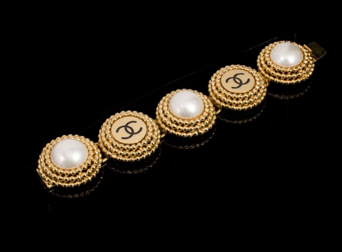 CHANEL Bracelet composé de maillons ronds ornés de perl: CHANEL Bracelet composé de maillons ronds ornés de perles nacrés et de maillons siglés, longueur: 19 cm (bon état, petit éclat à la nacre d'une perle) - Faux pearls and initials pearls bracelet