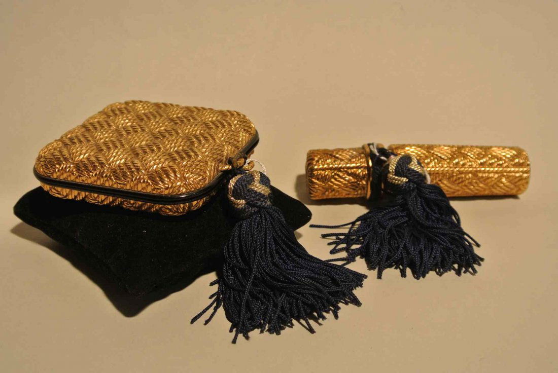 ISABEL CANOVAS par GOOSSENS Rare ensemble composé d'un : ISABEL CANOVAS par GOOSSENS Rare ensemble composé d'un poudrier et d'un étui de vaporisateur à motif Vannerie - Dimensions du poudrier : 7,5 x 7,5 cm et hauteur du vaporisateur 9,5 cm - Powder comp