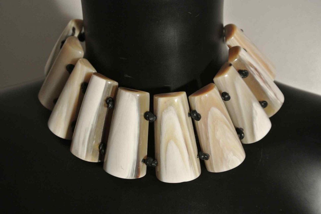 YVES SAINT LAURENT Rive Gauche Collier à passementerie : YVES SAINT LAURENT Rive Gauche Collier à passementerie de cuir noir centré de 10 motifs Cône en corne blonde - Longueur : 60 cm - Length : 23,6 in. (très bon état/very good condition)