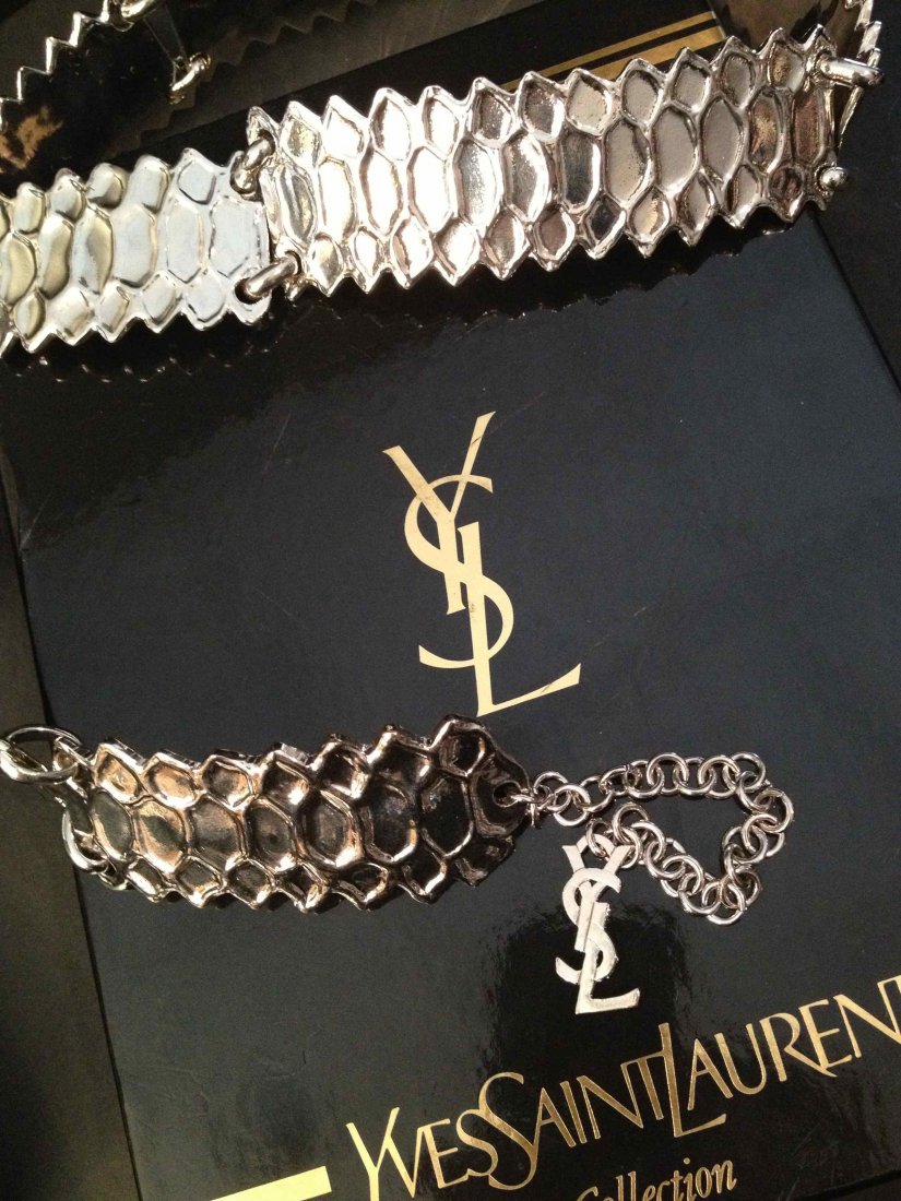 YVES SAINT LAURENT Ceinture Reptile en métal argenté - : YVES SAINT LAURENT Ceinture Reptile en métal argenté - Longueur : 88 cm - Length : 35 in. (très bon état/very good condition)