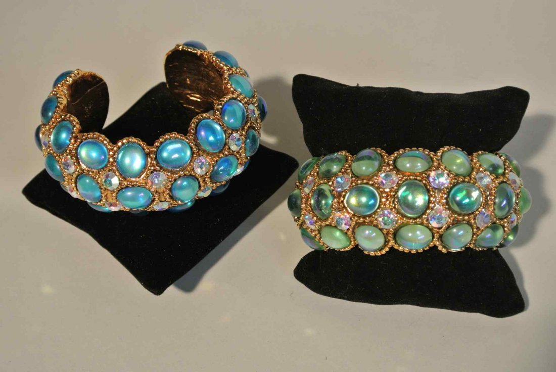 CLAIRE DEVE Paire de bracelets manchette en métal doré : CLAIRE DEVE Paire de bracelets manchette en métal doré et pierres imitation pierre de lune - Largeur : 5 cm - Width : 1,9 in. (très bon état/very good condition)