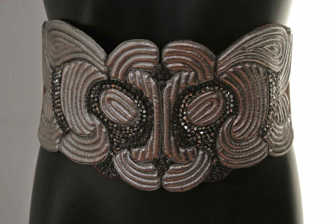 CHRISTIAN LACROIX Large ceinture tête de lion en cuir a: CHRISTIAN LACROIX Large ceinture tête de lion en cuir argenté, satin marron et perles brodées - Longueur : 75 cm - Length : 29,5 (bon état/good condition)