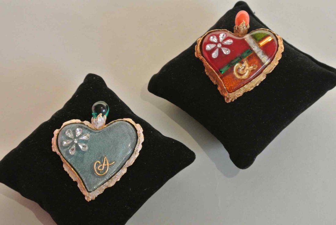 CHRISTIAN LACROIX Paire de broches en métal doré et rés: CHRISTIAN LACROIX Paire de broches en métal doré et résine rouge et bleu/vert ornée de strass - Hauteur : 5,5 cm - Height : 2,1 in. (bon état/good condition)