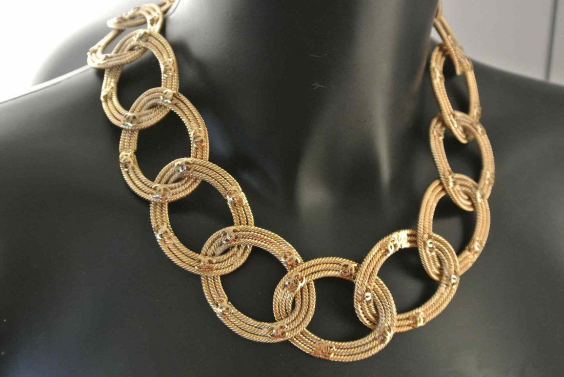 CHANEL Collier en métal doré composé de maillons ovales: CHANEL Collier en métal doré composé de maillons ovales entrelacés et constellés de petits sigles - Longueur : 49 cm - Length : 19,2 in. (très bon état/very good condition)