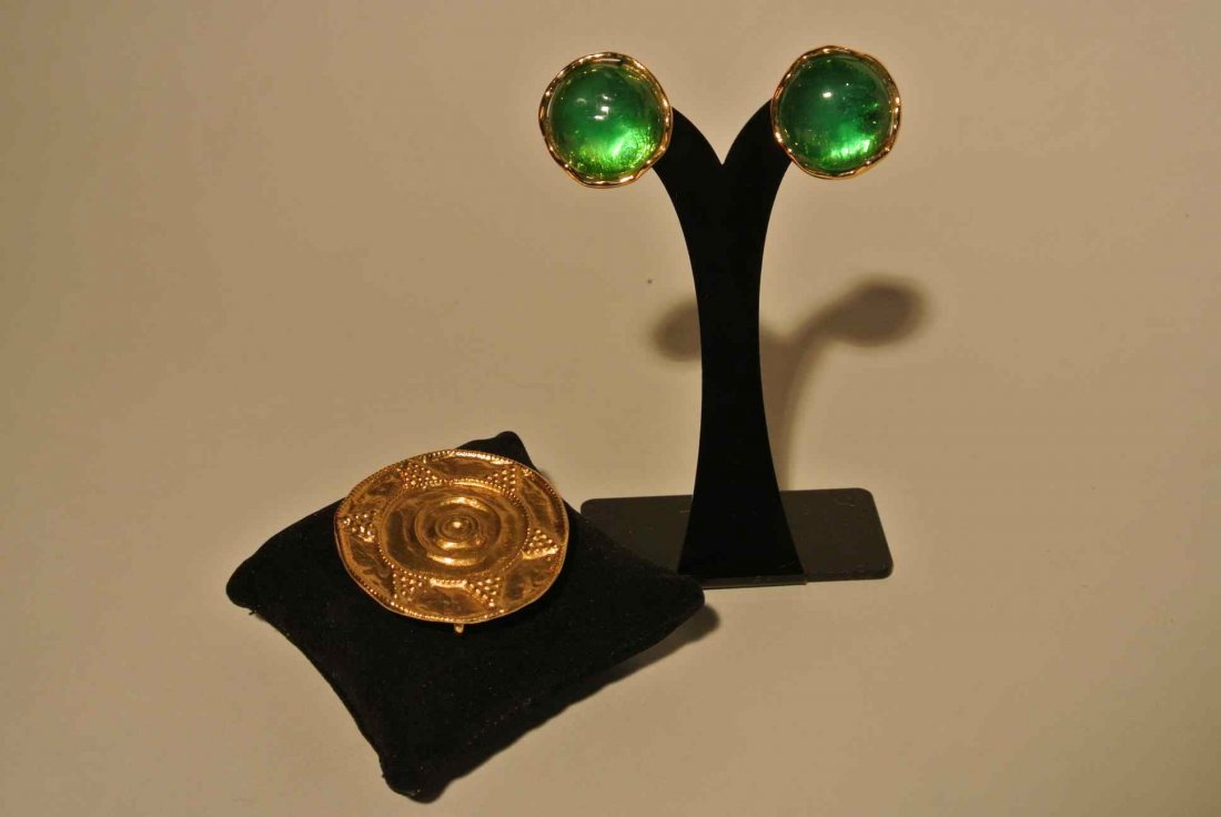 YVES SAINT LAURENT Lot composé d'une boucle de ceinture: YVES SAINT LAURENT Lot composé d'une boucle de ceinture en métal doré et d'une paire de clips d'oreilles en résine verte - Diamètre de la boucle : 5 cm et diamètre des clips 3 cm - Diameter of b