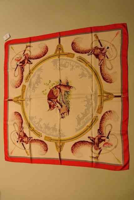 HERMES Paris "Chasse au Renard" by Hugo Grygkar Red sil: HERMES Paris "Chasse au Renard" by Hugo Grygkar Red silk scarf (good condition, little stains) Carré en soie rouge (bon état, quelques petites taches)
