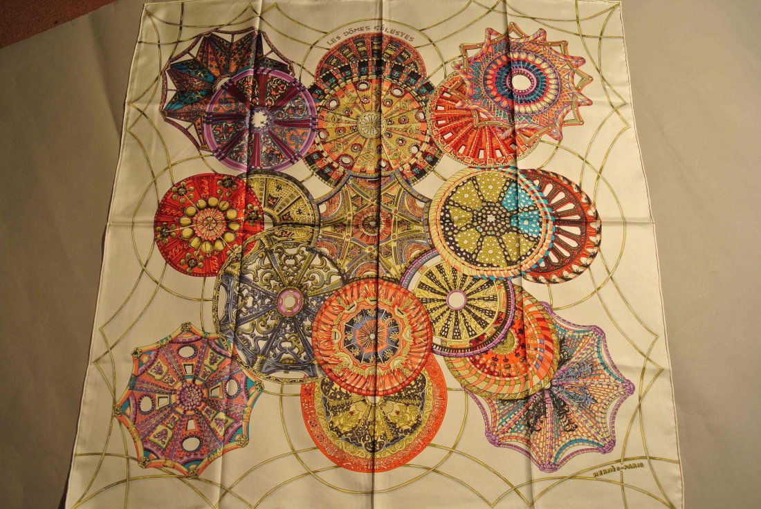 HERMES Paris "Les Dômes Célestes" White silk scarf (ver: HERMES Paris "Les Dômes Célestes" White silk scarf (very good condition) Carré en soie blanc (très bon état)