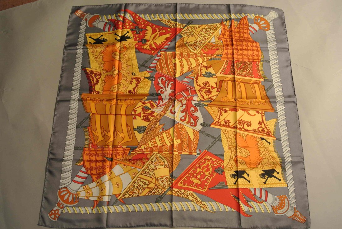 HERMES Paris "Etendards et Bannières" par Annie Faivre : HERMES Paris "Etendards et Bannières" par Annie Faivre Grey and orange silk scarf (good condition) Carré en soie gris et orange (bon état)