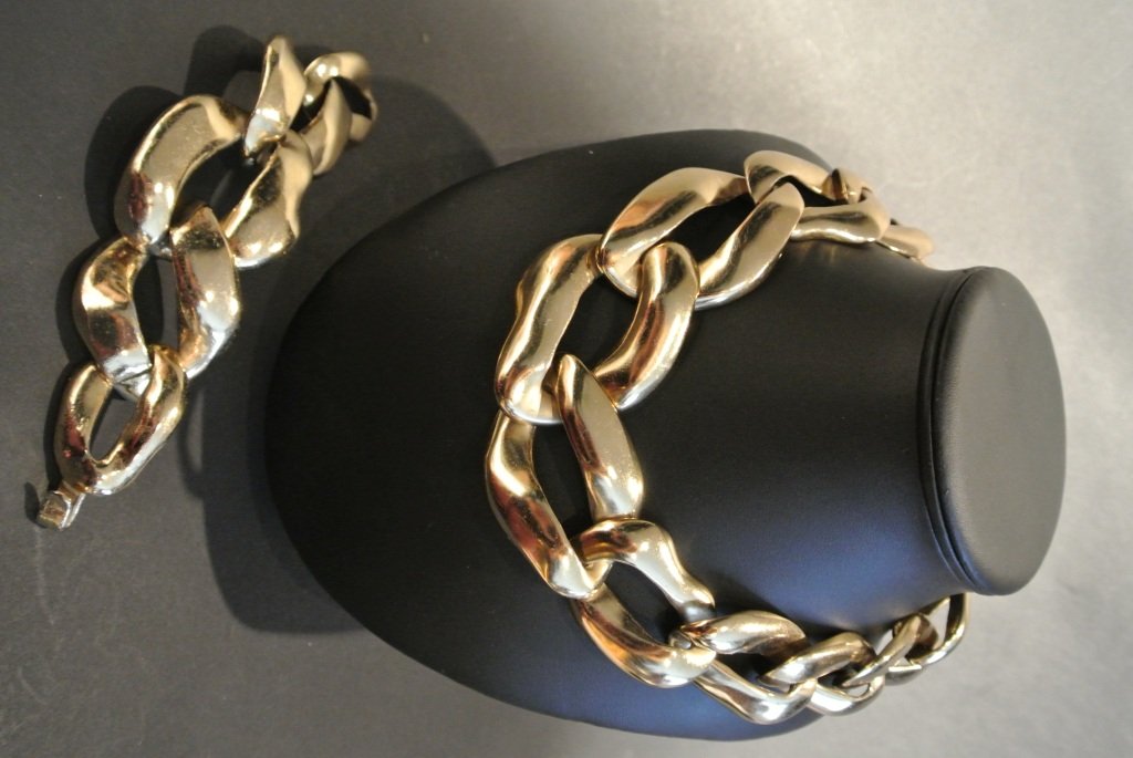 YVES SAINT LAURENT Rive Gauche par GOOSSENS Demi-parure: YVES SAINT LAURENT Rive Gauche par GOOSSENS Demi-parure composée d'un collier et d'un bracelet en métal doré à grosses maille gourmette - Longueurs : 49cm et 18cm (usures) Important link chain set