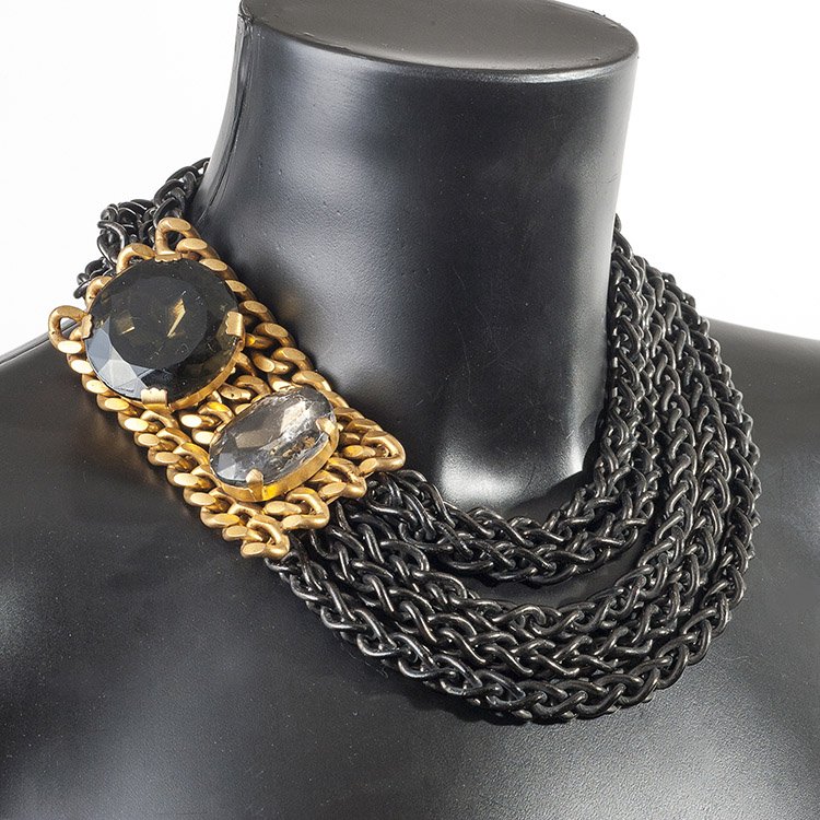 YVES SAINT LAURENT Haute Couture Collier Prototype à qu: YVES SAINT LAURENT Haute Couture Collier Prototype à quatre rangs de chaînes en métal noirci ornées de deux strass gris et marron, porte l'étiquette du défilé n°63 - Longueur: 43cm ( non sign�