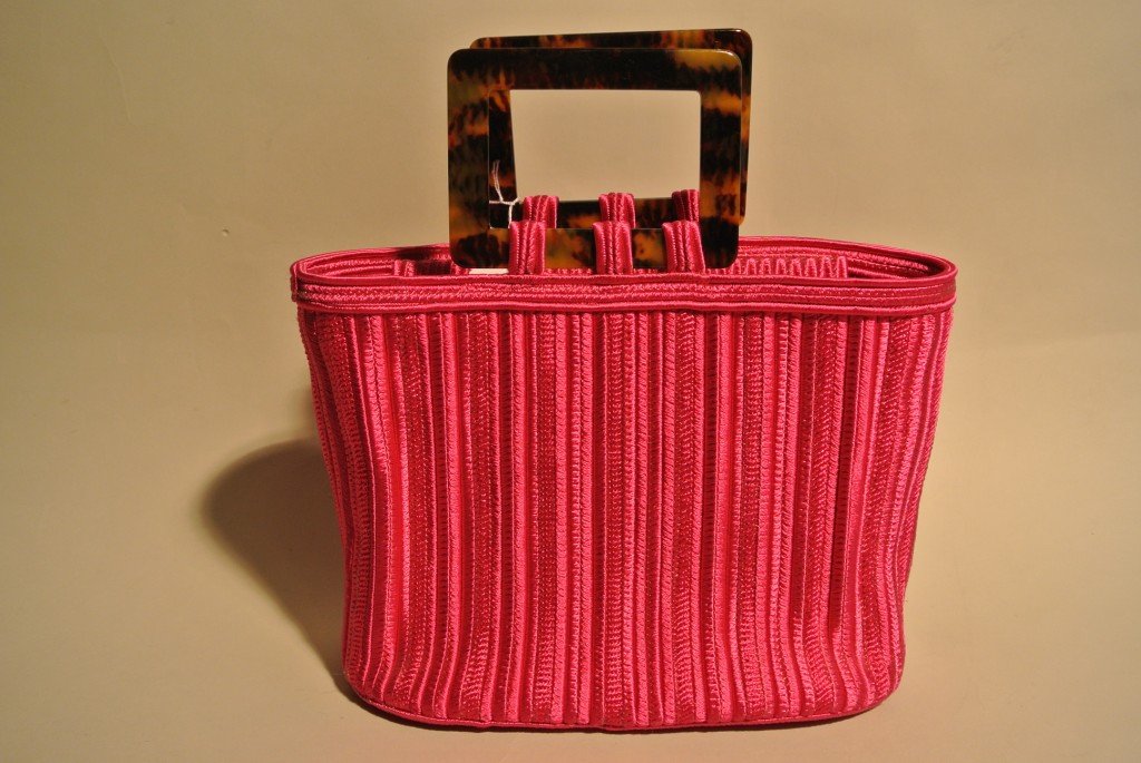 YVES SAINT LAURENT Sac à main en passementerie fushia e: YVES SAINT LAURENT Sac à main en passementerie fushia et anses façon écaille, longueur : 25cm (bon état) Pink trimmings bag - Length : 10in. (good condition)