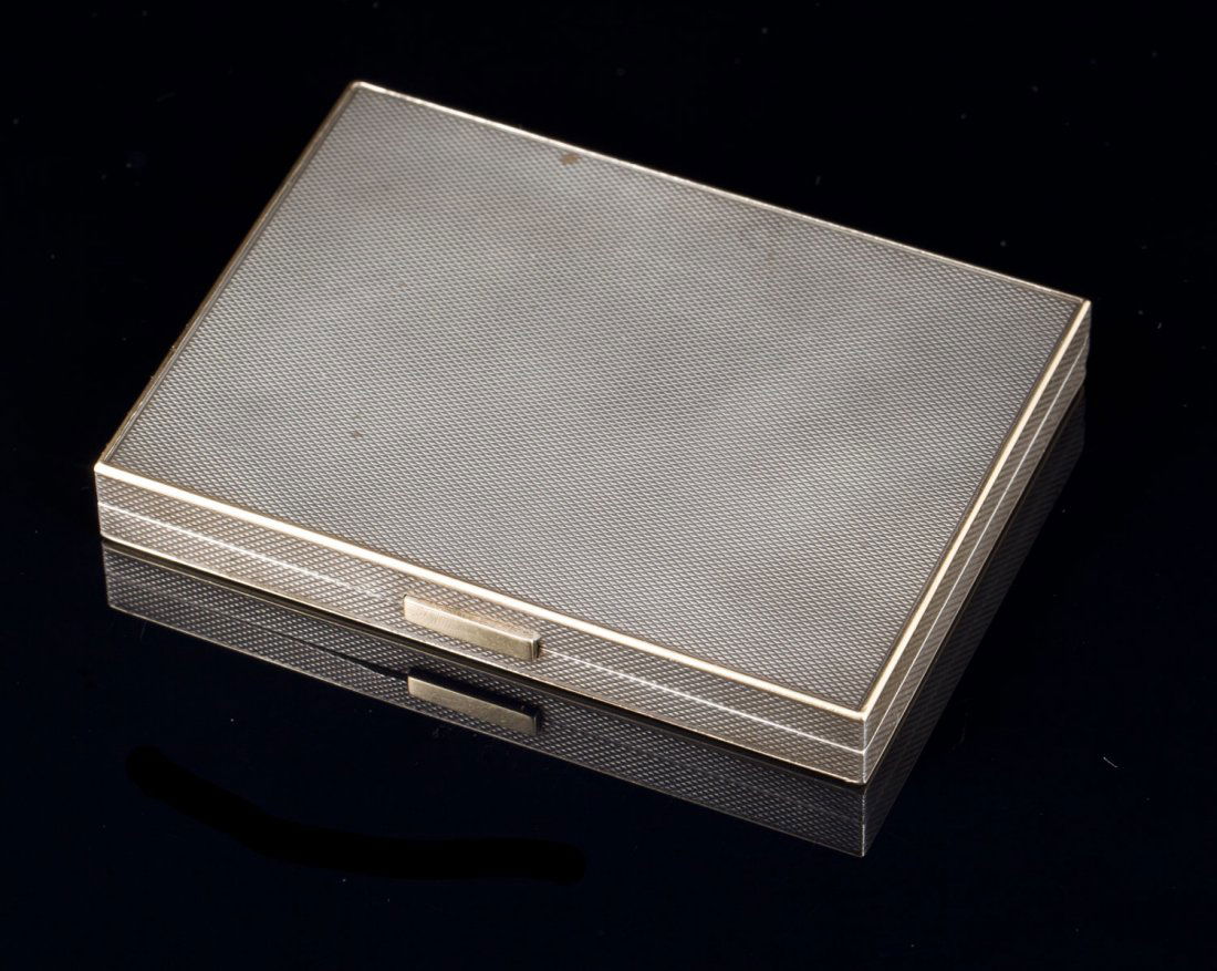 VAN CLEEF & ARPELS N° 80778 Poudrier en argent: VAN CLEEF & ARPELS N° 80778 Poudrier en argent guilloché - Dimensions : 6,5x9cm - Poids : 146,3g (manque le miroir)