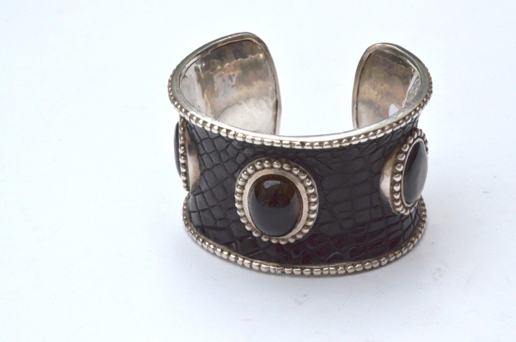 CLAIRE DEVE (attribué à) Bracelet manchette en argent: CLAIRE DEVE (attribué à) Bracelet manchette en argent gainé de cuir façon crocodile et ornée de cabochons de nacre et quartz fumé - Largeur : 5cm - Poids brut : 130,4g