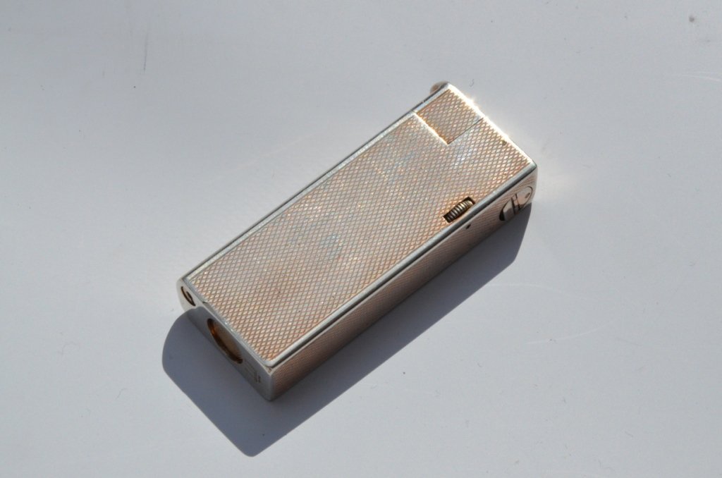 DUNHILL Briquet à gaz Al dunhill en vermeil. Bon état: DUNHILL Briquet à gaz Al dunhill en vermeil. Bon état de fonctionnement. Poids brut : 84 g 60 100