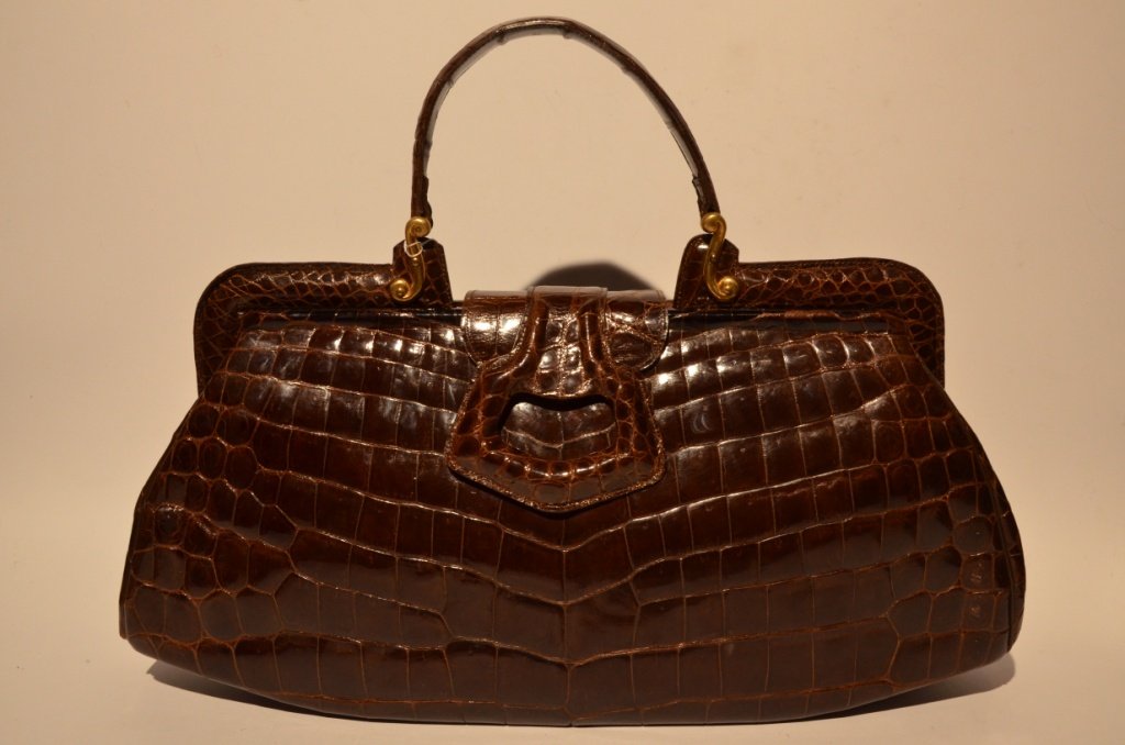 MORABITO Paris Sac en crocodile marron porté main ,: MORABITO Paris Sac en crocodile marron porté main , garniture en métal , deux soufflets , nombreuses poches intérieures dont petit porte-monnaie attaché Dimensions : 22 x 45 cm Cites sur demande e
