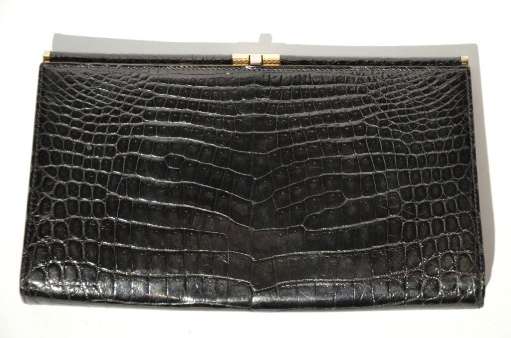 MORABITO Paris Pochette rectangulaire en crocodile: MORABITO Paris Pochette rectangulaire en crocodile porosus noir , garniture en métal plaqué or Dimensions : 13 x 23 cm Cites sur demande et à la charge de l'acquéreur