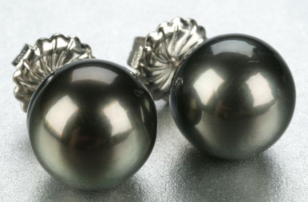 A PAIR OF BLACK TAHITIAN PEARL EARRINGS.