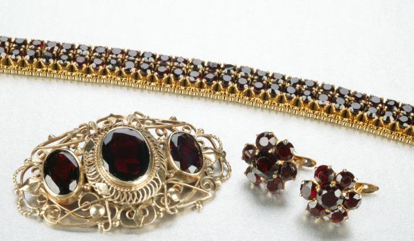 A GROUP OF YELLOW GOLD AND GARNET JEWELRY.