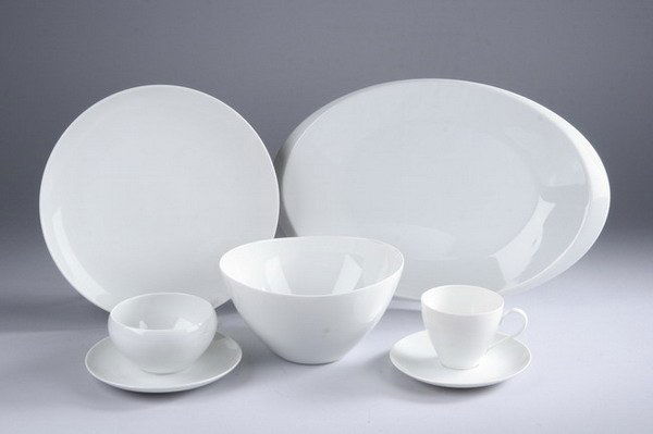 62-PIECE EVA ZEISEL & SIGVARD BERNADOTTE PORCELAIN: 62-PIECE EVA ZEISEL & SIGVARD BERNADOTTE PORCELAIN PARTIAL DINNER SERVICE. Johann Haviland Bavaria Germany. Comprising: ten dinner plates, six luncheon plates, ten bread plates, eight soup plates, ele