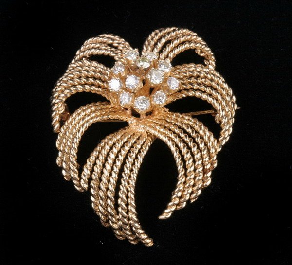 18K YELLOW GOLD AND DIAMOND SPRAY DESIGN PIN.