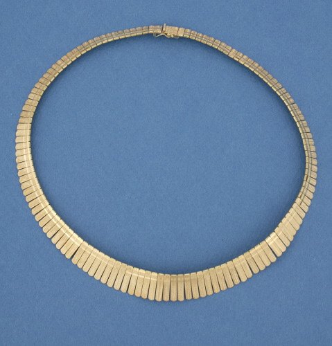 AN 18K YELLOW GOLD CHOKER. Of graduati