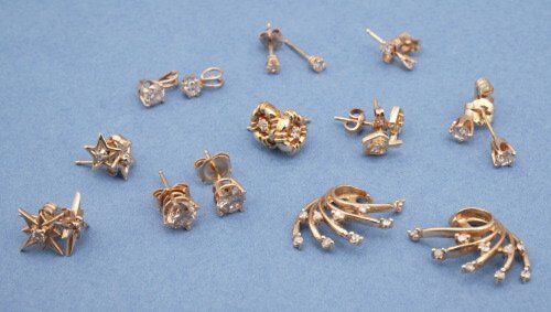 A GROUP OF YELLOW GOLD AND DIAMOND JEWEL