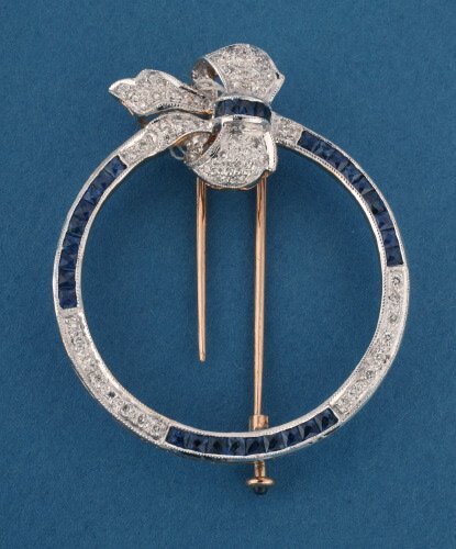AN 18K GOLD, SAPPHIRE AND DIAMOND CIRCLE