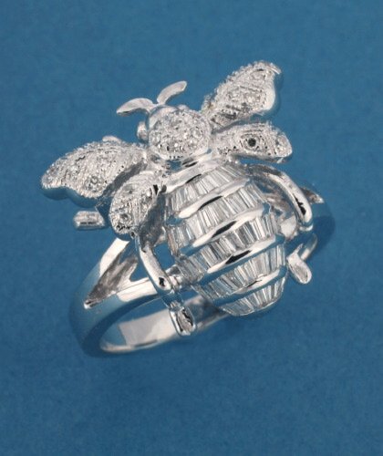 A 14K WHITE GOLD AND DIAMOND RING. Des