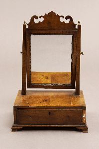 AN EARLY GEORGE I STYLE WALNUT SHAVING STAND, Ear: AN EARLY GEORGE I STYLE WALNUT SHAVING STAND, Early 19th century. The rectangular plate with scrolled and veneered top above string inlaid frame with gilt carved filet, swing-mounted to square acorn f