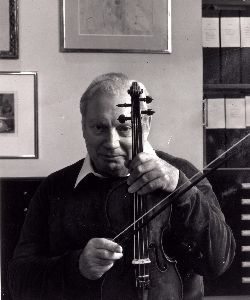 ARNOLD NEWMAN (American, b. 1918). PORTRAIT OF I: ARNOLD NEWMAN (American, b. 1918). PORTRAIT OF ISAAC STERN, signed lower right. Photograph. - 14 in. x 10 3/4 in.