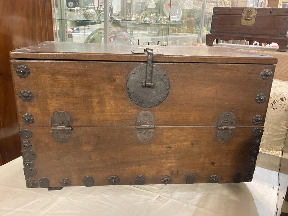 ANTIQUE KOREAN TABLE-TOP STORAGE TRUNK WITH IRON MOUNTS (1 of 5)