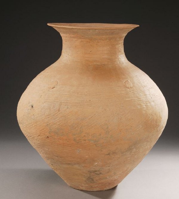 A LARGE CHINESE NEOLITHIC POTTERY VESSEL