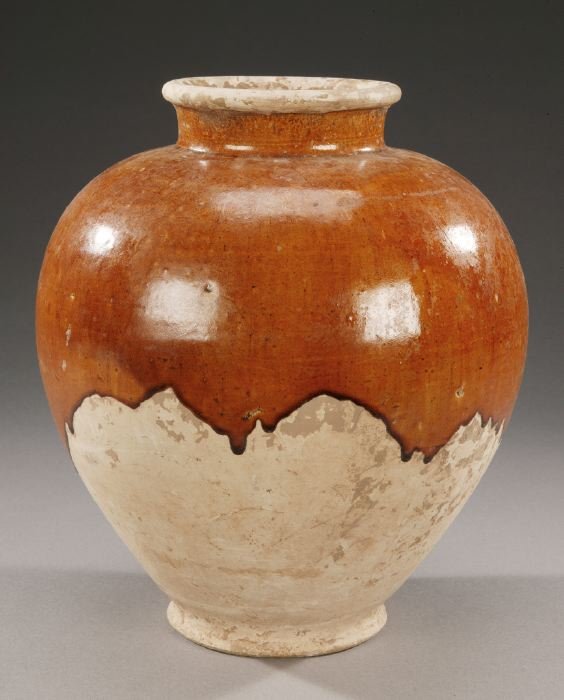 A LARGE AND FINE CHINESE AMBER GLAZED PO