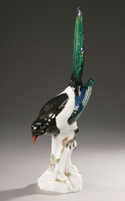 A MEISSEN PORCELAIN FIGURE OF A MAGPIE,