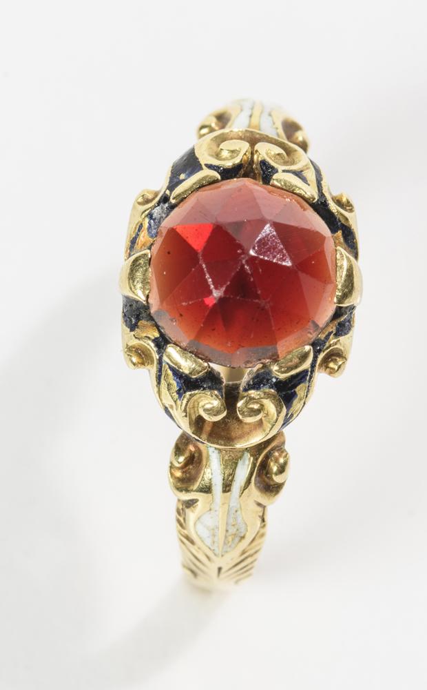 VICTORIAN YELLOW GOLD, BLACK AND WHITE ENAMEL AND GARNET RING, 19th century. (1 of 1)